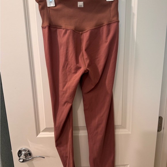Vuori Women's Leggings in Rust - Picture 2 of 2